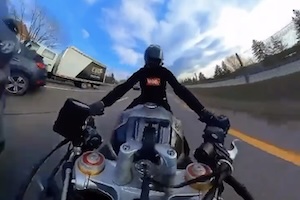 【動画】事故ったバイクが一人で30秒間も走り続けてしまう車載映像。