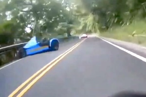 【動画】ケータハム・セブン340がガードレールに突っ込んでしまう事故。