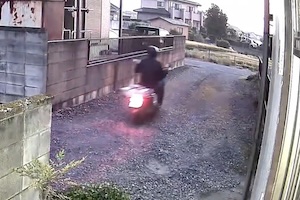 【茨城】新聞配達のバイクが車に派手にはねられてしまう事故の防犯カメラ映像。