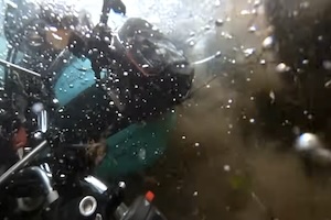 四万十川でバイクを完全水没させてしまったグラディウス400乗りの映像。