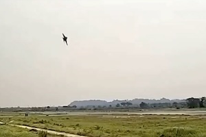【動画】連続回転飛行をしていたYak-130がうっかり接地してしまう事故。