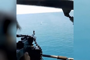 【戦争】ヘリコプターからの機関銃でウクライナのドローン船を撃沈させたロシア。