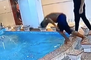 【動画】激浅のプールに頭から飛び込んでしまった男性が(°_°)