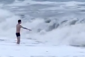【動画】20歳の女の子、彼氏の目の前で波にさらわれて行方不明に。