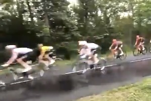 高速で滑っていく選手たち。観客が撮影した自転車ロードレースの集団落車。