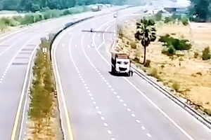 【動画】高速道路上に止まっていたトラックにバイクが突っ込んでしまう事故。