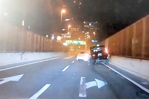【動画】ひどすぎ。首都高で発生した走り屋がタクシーを巻き込む事故。