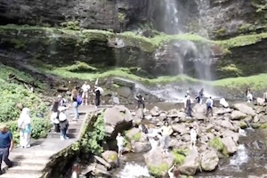 【動画】中国の景勝地で起きた落石事故がKOEEEEE！女性観光客が直撃を受けて亡くなる。