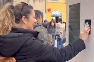 【動画】ローマのトレビの泉、幸せのコイン投げにクレジットカード決済を導入。