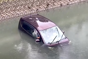 【沖縄】軽自動車の高齢者がフェンスを突き破って川に落ちてしまう事故。