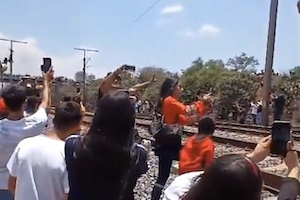 【動画】自撮り鉄さん、汽車にはねられて命を落としてしまう。