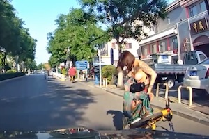 【動画】自転車のお姉ちゃん、服がチェーンに巻き込まれてほぼ裸になってしまうｗｗｗｗ