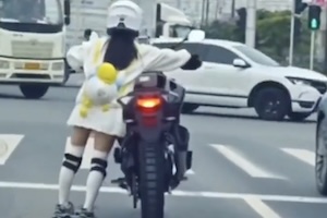 【動画】バイク女子さん、体格に合わない大きなバイクに乗ってしまう。