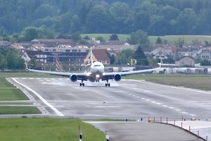 チューリッヒで着陸に失敗したユナイテッド航空ボーイング767型機の映像。