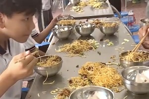 【動画】中国の学校給食の食べ方、一ミリも理解できない(@_@;)