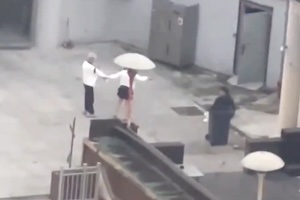 【動画】男と喧嘩をした女さん、突然ダッシュで飛び降りてしまう(°_°)