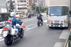 【動画】白バイから華麗に逃げ切る電動自転車乗りが新宿で撮影される。