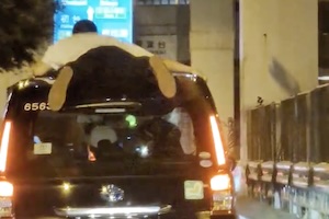 【動画】屋根に人を乗せて走るタクシーが目黒の玉川通りで撮影される。