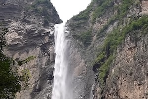 【動画】 中国一高い滝は偽装だった。観光客が滝の上部に接続されたパイプを見つけてしまうｗｗｗ