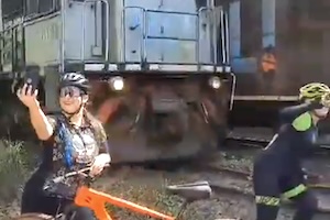 【動画】陽キャ鉄、線路で自撮りしようとして列車にはねられてしまう。