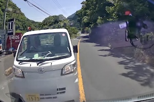 【全損】避けた方に向かってくる逆走車。愛媛で撮影された正面衝突事故。