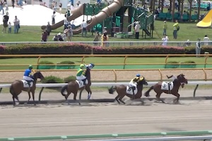 【動画】函館競馬で飛行機に驚いた馬が暴れてジョッキーが負傷してしまう。
