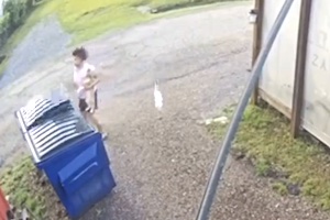 【動画】子犬2匹をゴミ箱に捨てた22歳の女が動物虐待容疑で逮捕される。