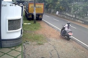 【動画】バイク女子、駐車していたトラックに高速のまま突っ込んでしまう。