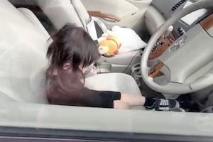 【岐阜】2歳児の車内閉じ込め事故を撮影してネタにしたユーチューバーが炎上。