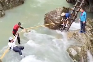 【動画】石人峡の川を渡っていた2人が流されて行方不明に。