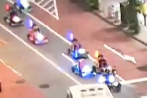 【渋谷】 スマホ歩きの女性がバスに突っ込む事故の動画がバズる(●_●)