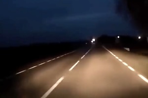 【動画】バイクなら死んでた。夜道で遭遇したトラップすぎる対向車がひどい。