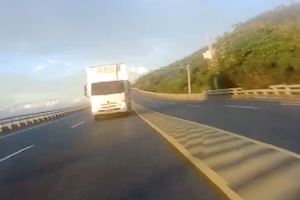 【動画】70キロ制限の道で183キロ出していたバイク乗り、トラックと正面衝突して人生を終える。