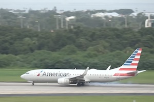【動画】離陸滑走中のアメリカン航空590便の右タイヤ全てがバーストしてしまう事故。