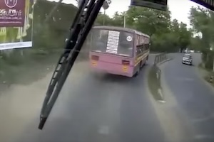 【動画】インドのバスの運転手さん、チャレンジャーすぎる(@_@;)