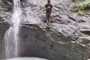 【動画】白く泡立った滝壺に飛び込むのは超危険。38歳の男性が亡くなった事故。