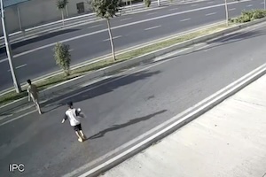 【動画】7歳の男の子が車にはね飛ばされてしまう恐ろしい事故。
