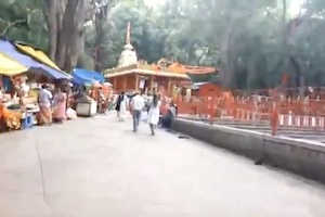不運すぎる。寺院の中をただ歩いていた女性が重傷を負った事故の映像。