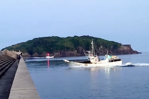 【島根】居眠り運転の漁船、スピードを落とすことなく防波堤に突っ込んでしまう。