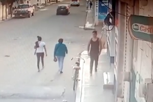 【動画】犬ミサイル危ねえ。通りを歩いていた2人の女性に猛スピードの犬が(°_°)