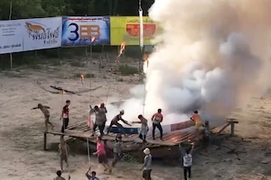 【動画】タイの巨大なトンボ花火がめちゃくちゃ凄いの最新版。