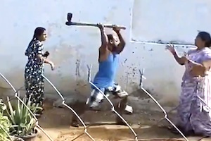 妹を斧で襲撃する兄貴がヤバすぎる動画がインドで撮影される。