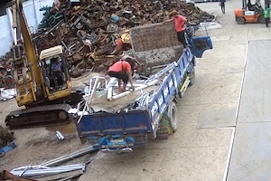中国の鉄くず屋さんで撮影された間抜けな事故の映像がこちら(´･_･`)