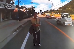【動画】沖縄でトラックの前に飛び出すおばさんが怖すぎワロタ(((ﾟДﾟ)))