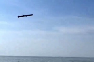 【動画】カスピ海を超低空で飛翔する巡航ミサイルが漁師らのカメラに捉えられる。