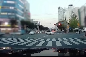 【恐怖】突然急加速したEVタクシーが起こした大事故の映像。