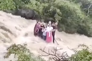 激流に消えた家族。インドで増水した川に取り残された5人が亡くなった事故の映像が公開される。