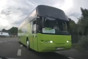 【動画】カーブで大型バスが対向車線に飛び出してくる恐怖映像。