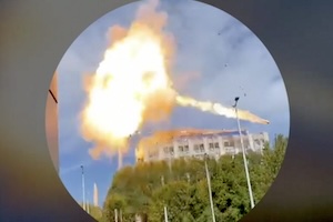 【動画】自撮り中の女性が記録したミサイル着弾の瞬間。（ドニプロ）