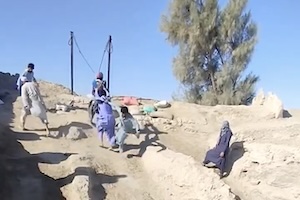 【動画】巨大なパチンコで麻薬を密輸するアフガニスタン。